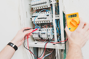 山本電設株式会社低圧引込線工事の様子